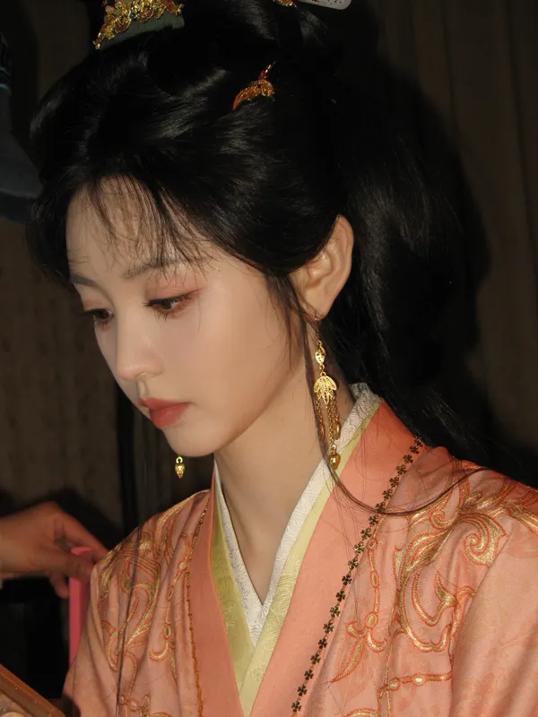 田曦薇不拍我来拍发布的动态图片